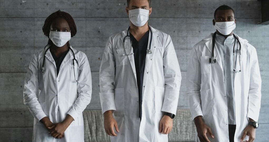 ¿Cómo el software optimiza la asignación de ambulancias en emergencias?