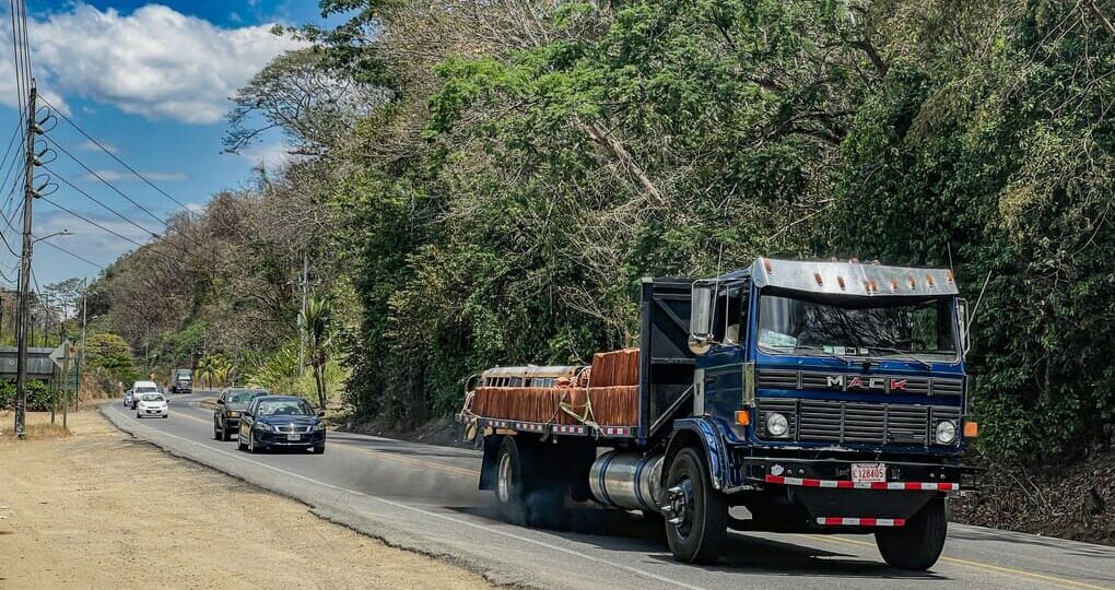Transporte eficiente en Panamá: ¿carga marítima o terrestre?